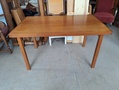 Teak pintainen ruokapöytä 1960 lukua 
Mitat LxSxK 130x77x72 jatkopala 46x77 cm. Hinta 100e 