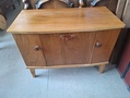 Levysoitin kaappi 1950 lukua 
Mitat LxSxK 81x41x59 cm. MYYTY