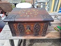 Pieni tasakantinen kirstu 
Mitat LxSxK 55x41x30 cm. Hinta 70e 
