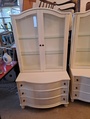 Valkoinen vitriini kaappi 
Mitat LxSxK 82x46x157 cm. Hinta 30e. Löytyy 2 kpl 