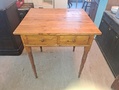 Pieni pöytä laatikoilla 
Mitat LxSxK 72x64x73 cm . Hinta 70e 