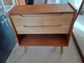 Pieni lipasto Radio pöytä 1950 lukua 
Mitat LxSxK 65x30x67 cm. MYYTY
