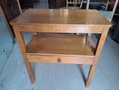 Radio pöytä laatikolla 1940 lukua 
Mitat LxSxK 60x35x66 cm. Hinta 50e 