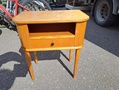 Yöpöytä laatikolla 1950 lukua 
Mitat LxSxK 55x35x62 cm. Hinta 50e 