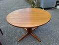 Teak pintainen ruokapöytä jatkopalalla 1960 lukua 
Halkaisija 110 korkeus 74 jatkopala 36 cm. Myyty 