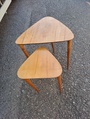 Kolmio muotoinen sarjapöytä jalava pinnalla 1950 lukua 
Ison mitat LxSxK 53x42x55 cm. Hinta 80e yhteensä 
