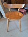 Matala selkäinen tuoli 1950 lukua 
Istuinkorkeus 43 cm. Hinta 40e 