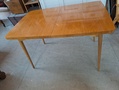 Jatkettava ruokapöytä jalava pinnalla 1950 lukua 
Mitat LxSxK 122x80x74 jatkopalat 2x34 cm. MYYTY