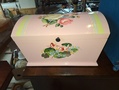Koristemaalattu pieni kirstu 
Mitat LxSxK 32x22x18 cm. MYYTY