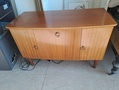 Mahonki pintainen kaappi 1950 lukua 
Mitat LxSxK 93x43x61 cm. Hinta 50e