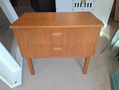Teak pintainen lipasto 1960 lukua 
Mitat LxSxK 65x35x57 cm. MYYTY