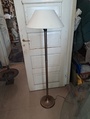 Jalkalamppu patinoitua messinkiä 
Korkeus 142 cm. MYYTY