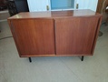 Asko teak pintainen kaappi 1960 lukua 
Mitat LxSxK 93x38x63 cm. Hinta 60e 
