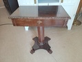 Mahonki pintainen pöytä laatikolla 1930 lukua 
Mitat LxSxK 60x40x66 cm. Hinta 50e 