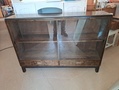 Kirjakaappi lasiliukuovin 1930 lukua 
Mitat LxSxK 130x30x90 cm. MYYTY