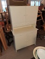 Emännän kaappi 1940 lukua 
Mitat LxSxK 96x41x162 cm. Hinta 80e 