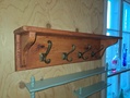 Pieni Seinä naulakko 
Mitat LxSxK 60x15x16 cm. Hinta 25e 