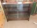 Kirjakaappi lasiliukuovin 1940 lukua 
Mitat LxSxK 114x30x91 cm. Hinta 100e 