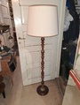 Jalkalamppu puuta ja messinki 
Korkeus 148 cm. Hinta 60e 